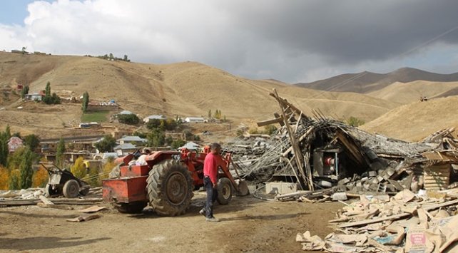 Hakkari’nin Yüksekova ilçesinde ev inşaatının çökmesi sonucu 7 işçi yaralandı