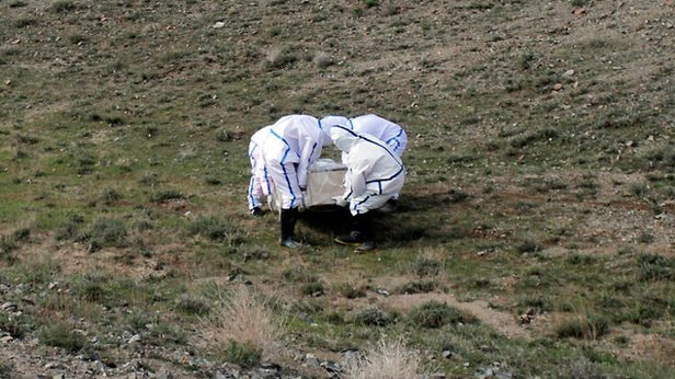 Afganistan `da ölen bir kişiyi dağ başında gömüldüler