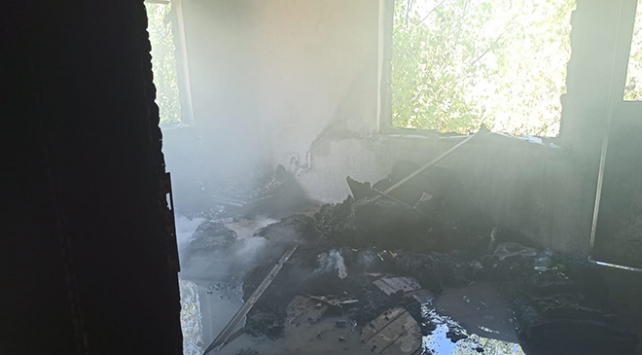 Eletrik kontağından çıkan yangın evi kül etti