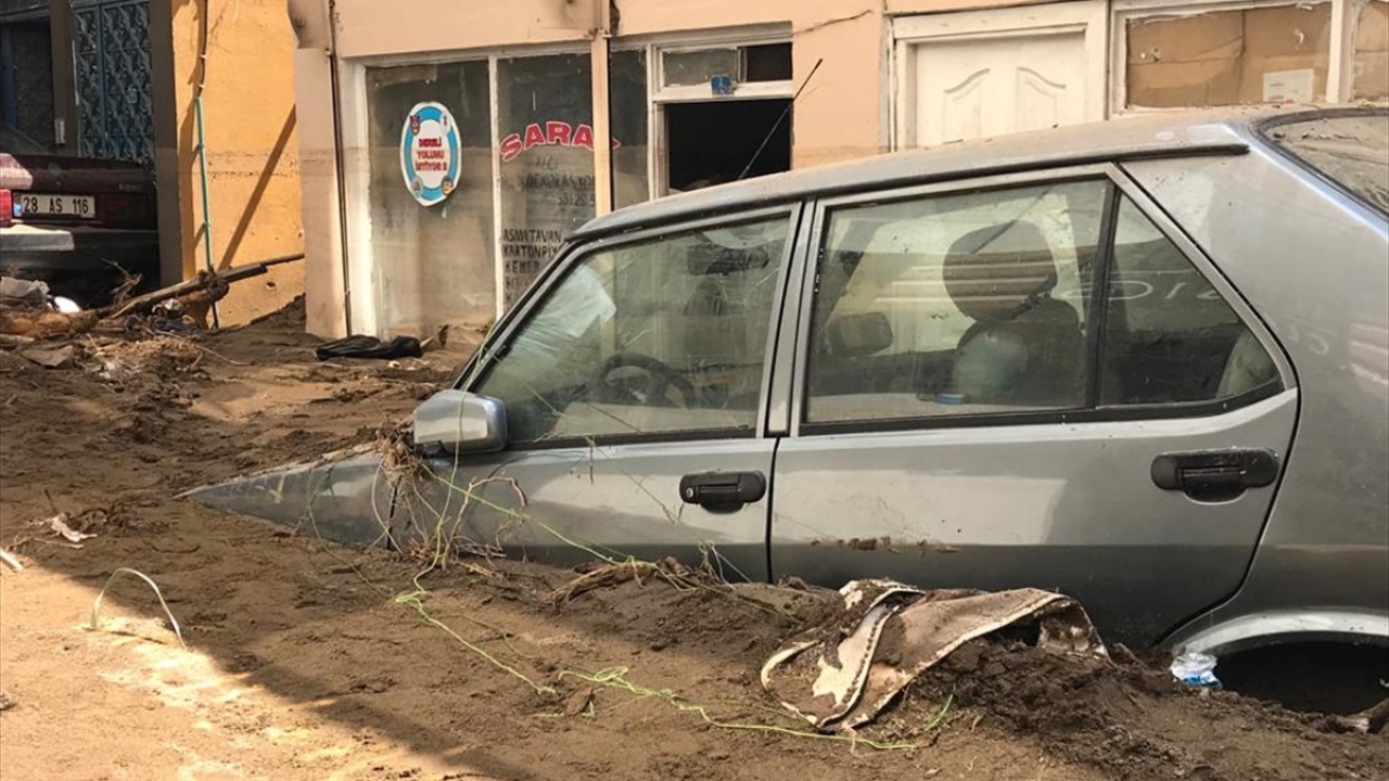 Kare kare sel felaketi: Otomobiller ağaç dallarına takıldı