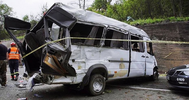 Gürcistan’da minibüs devrildi: 17 ölü, 3 yaralı