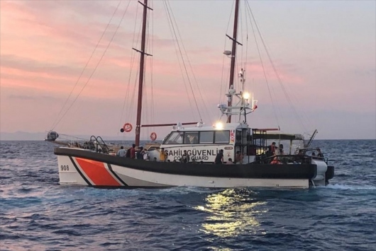 Çanakkale’de tekneleri sürüklenen 145 düzensiz göçmen kurtarıldı