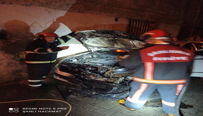 Urfa’da İki Otomobil Benzin Dökülerek Kundaklandı