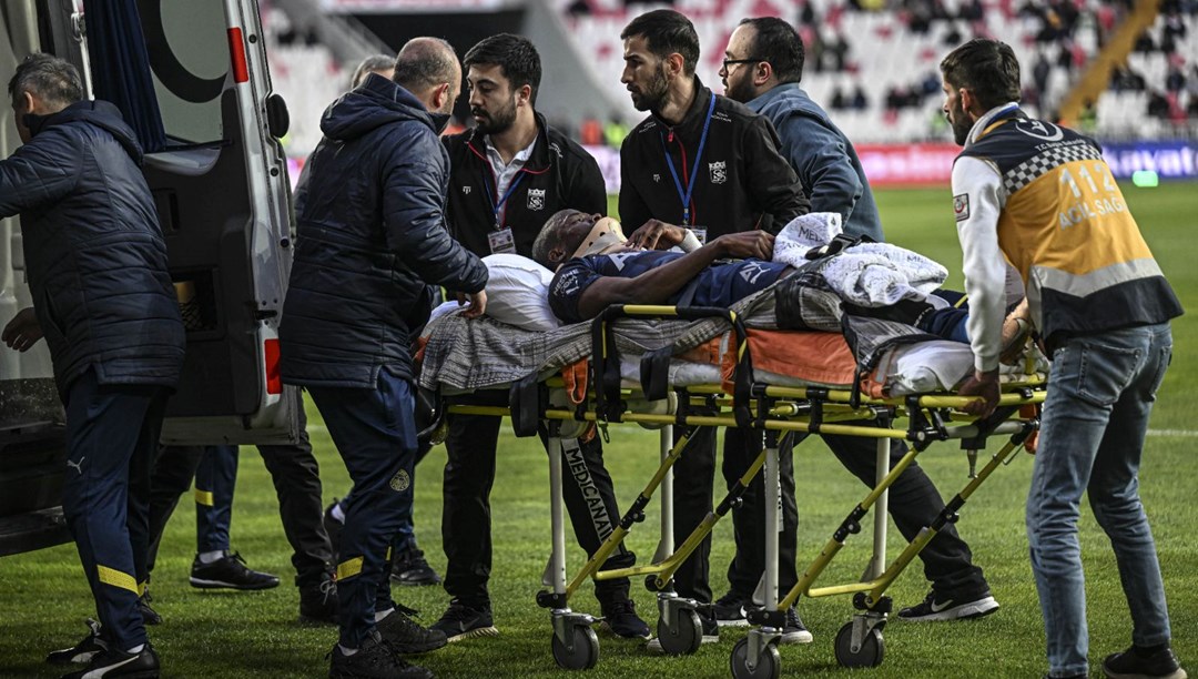 Sivasspor maçında sakatlanan Enner Valencia hastaneye kaldırıldı