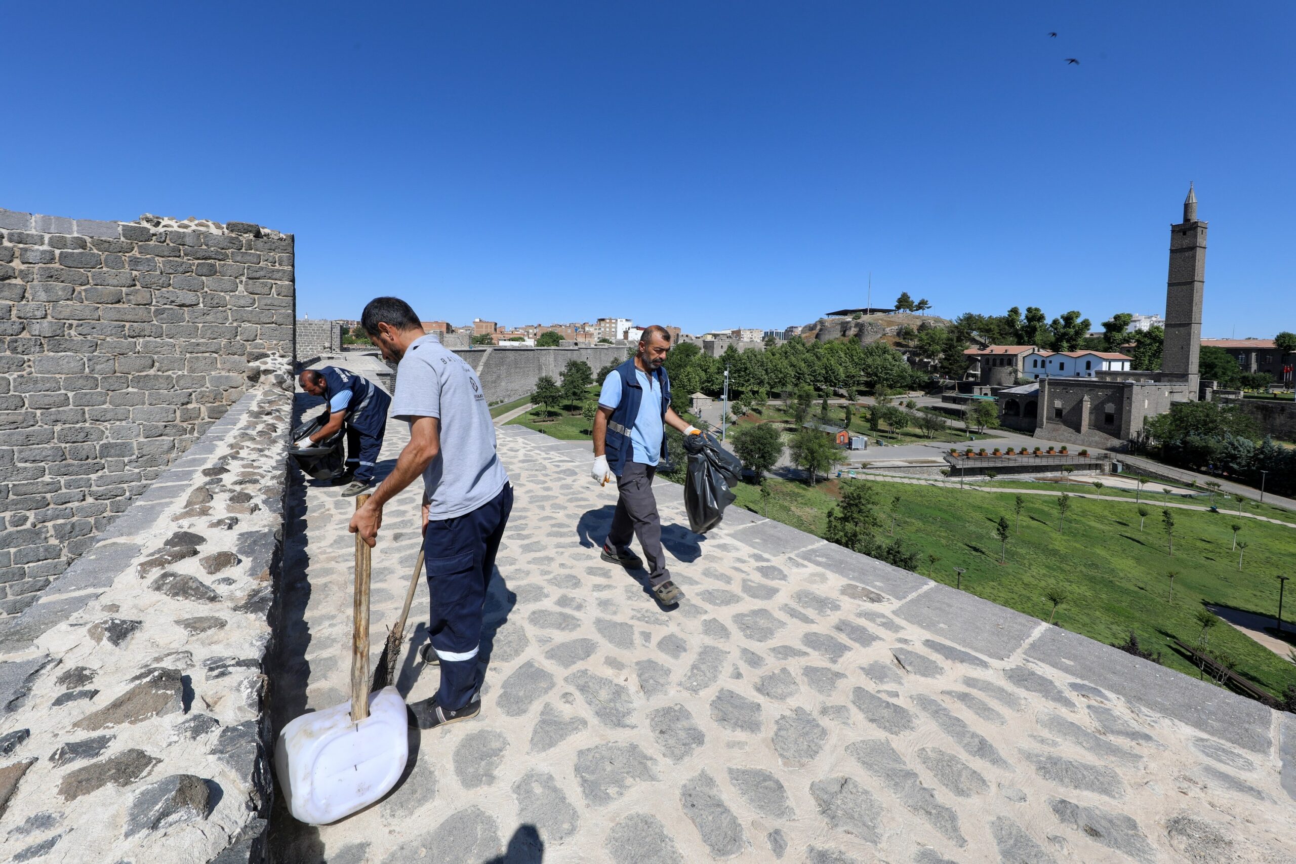 Tarihi Diyarbakır Surlarında bayram öncesi temizlik yapılıyor