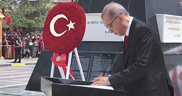 Cumhurbaşkanı Erdoğan, Lefkoşa Atatürk Anıtı’na çelenk bıraktı