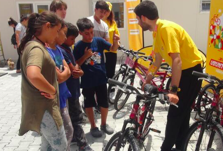 DHL, Hatay’da bisiklet istasyonları ve mobil yeşil enerji modülleri kurdu