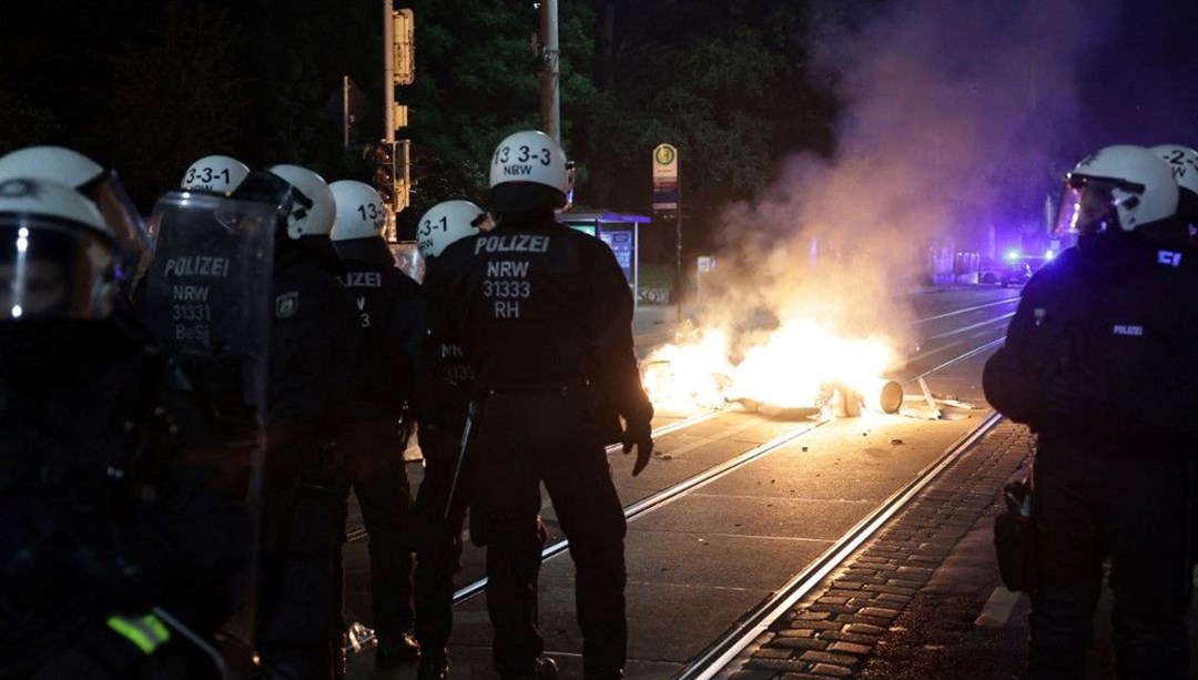 Almanya’da sokaklar karıştı: Barikatlar kuruldu, ateşler yakıldı