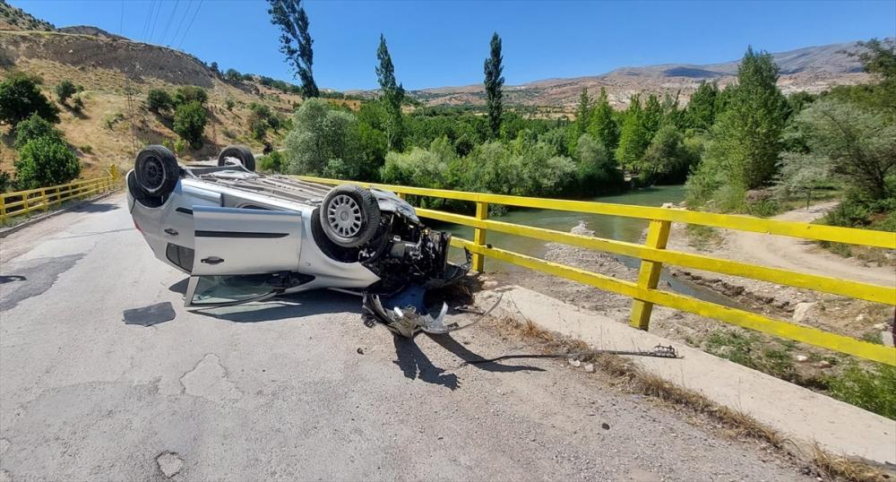TUNCELİ – Köprü korkuluklarına çarpan otomobilin sürücüsü yaralandı