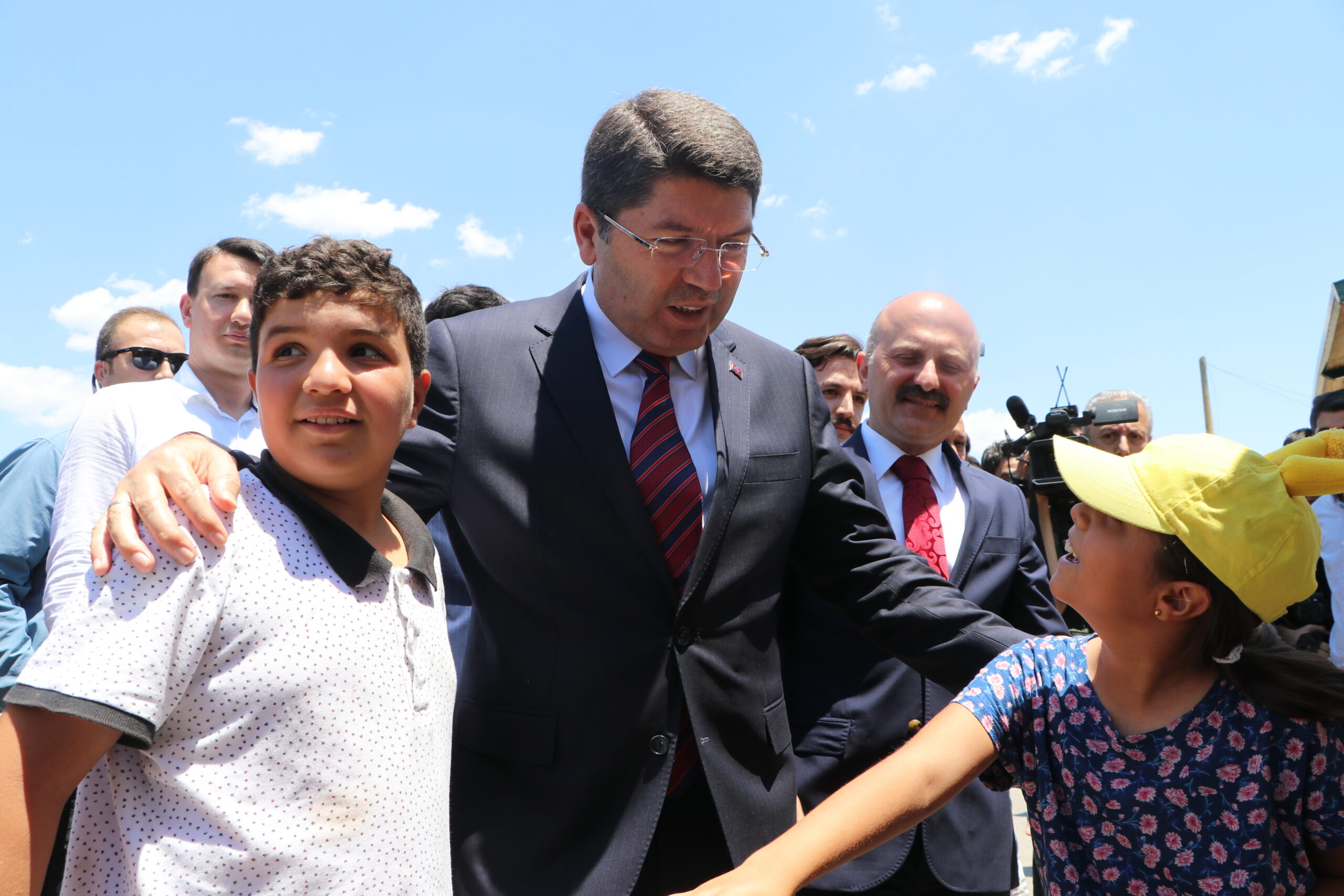 Adalet Bakanı Tunç, Adıyaman’da depremzedeleri ziyaret etti